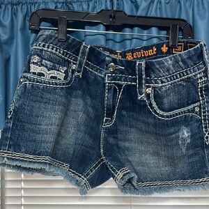 Rock Revival
Lavia Easy Shorts
Curvy Fit Mid Rise
28” Waist
3 1/2” Inseam